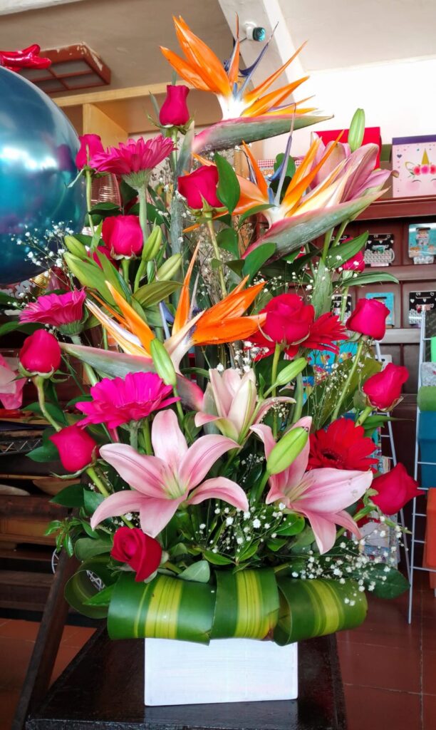 Arreglo Floral de 12 Rosas en Cancún, fotografía real del catálogo
