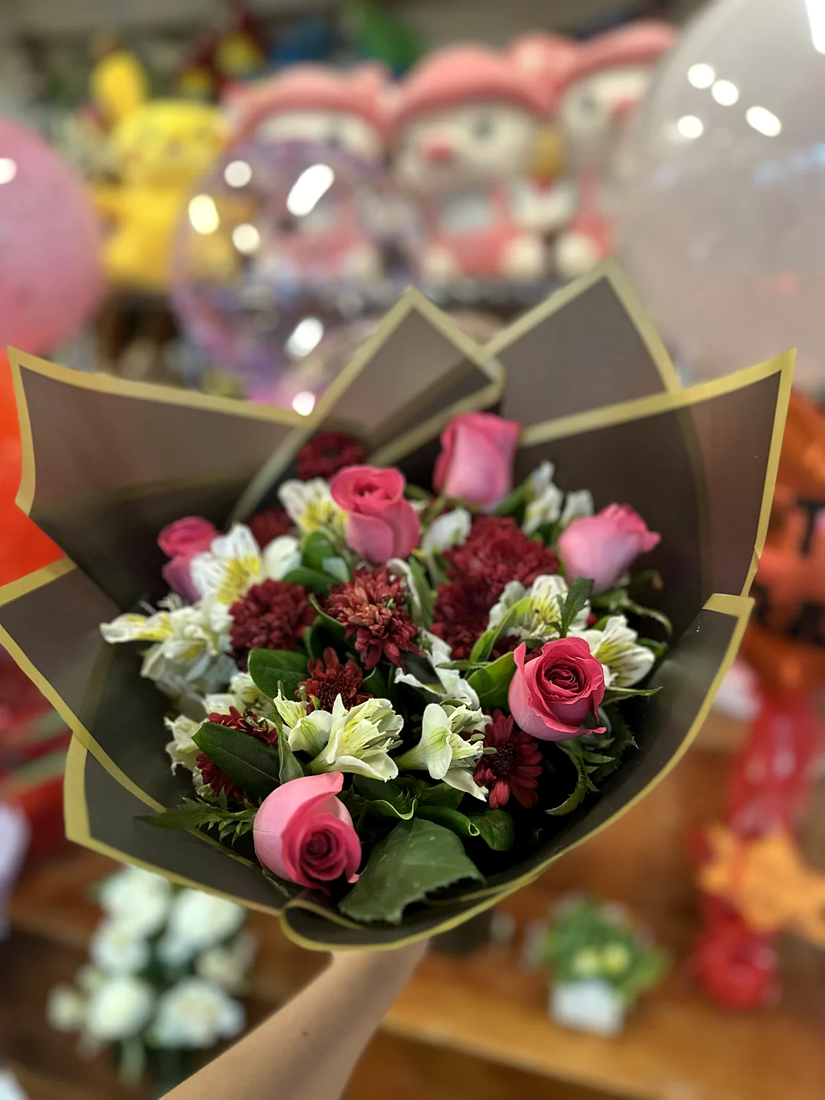 Pink and burgundy bouquet as wedding flower inspiration in Cancun