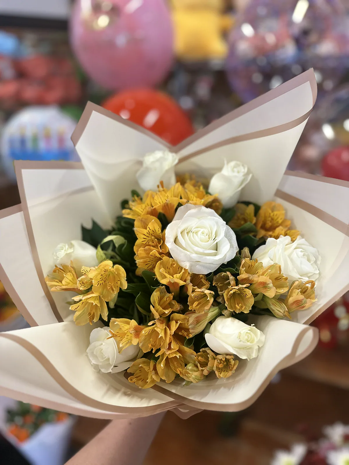 Warm color bouquet for tropical wedding inspiration in Cancun