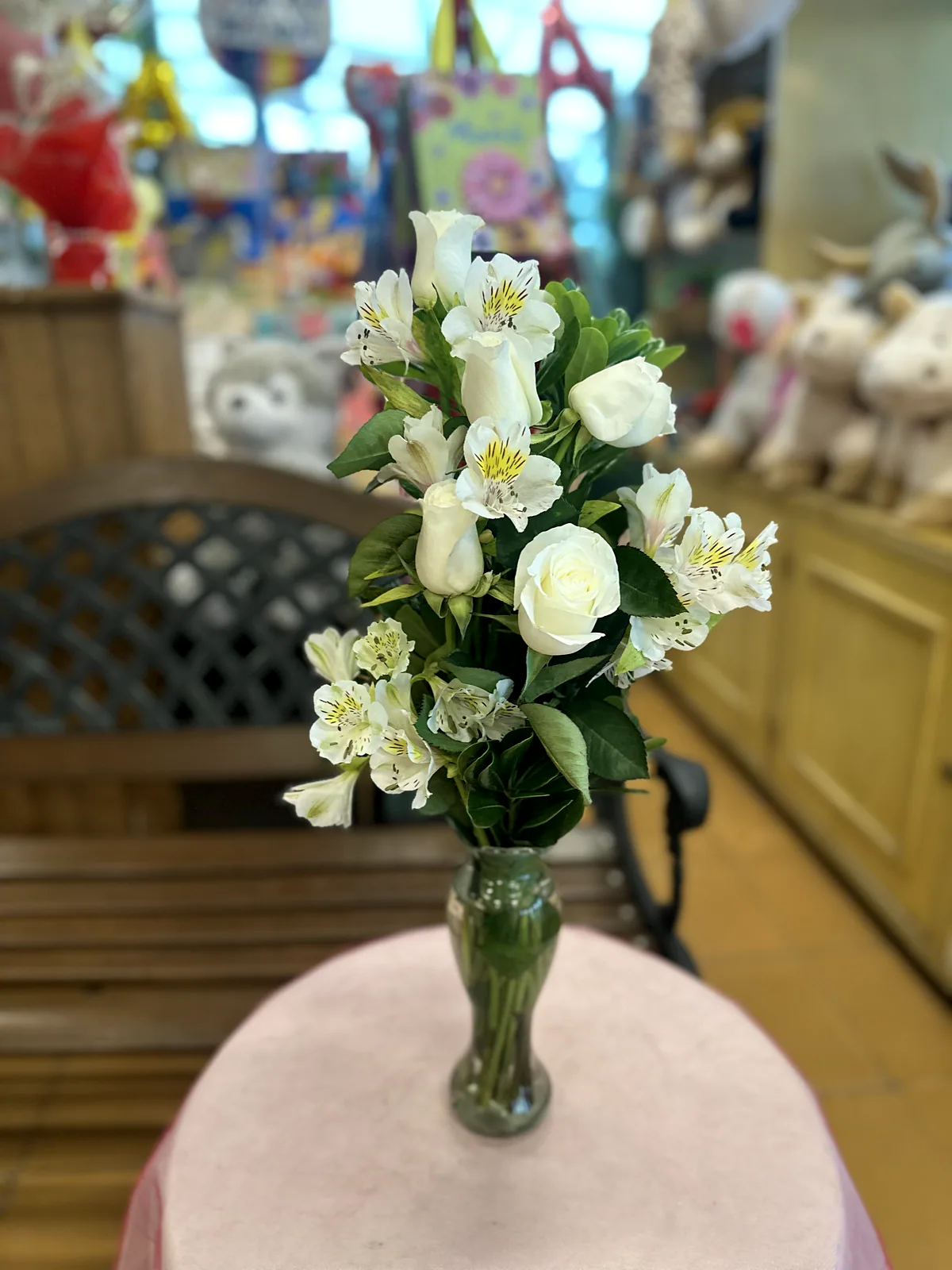White wedding flower arrangement in Cancun, real catalog photograph