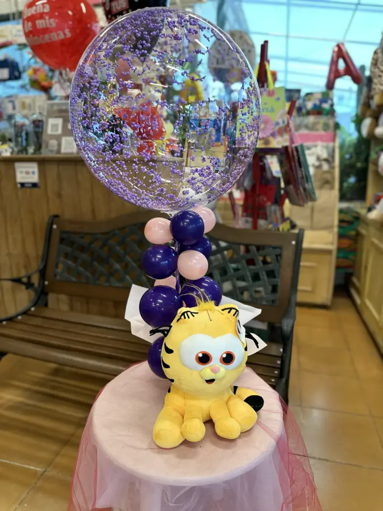 Combo de cumpleaños con flores y regalo preparado en Cancún